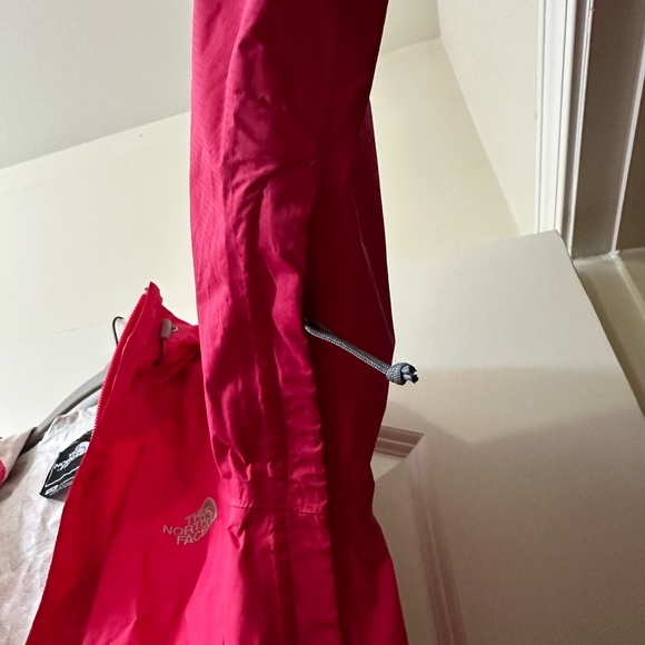 The North Face Women’s Hot Pink Rain Jacket Medium - Picture 3 of 6